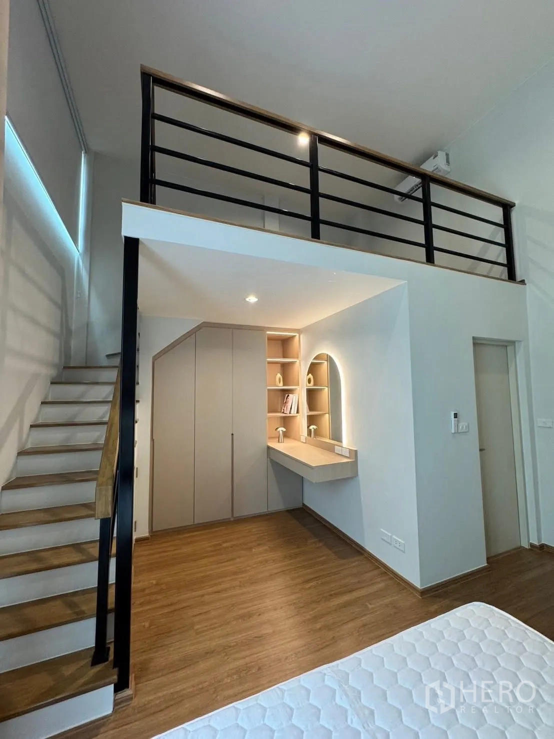 ทาวน์เฮาส์ for rent in Bang Phli, Samut Prakan - ห้องนอนมีชั้นลอย ตู้บิวท์อิน โต๊ะเครื่องแป้ง และพื้นลามิเนตไม้