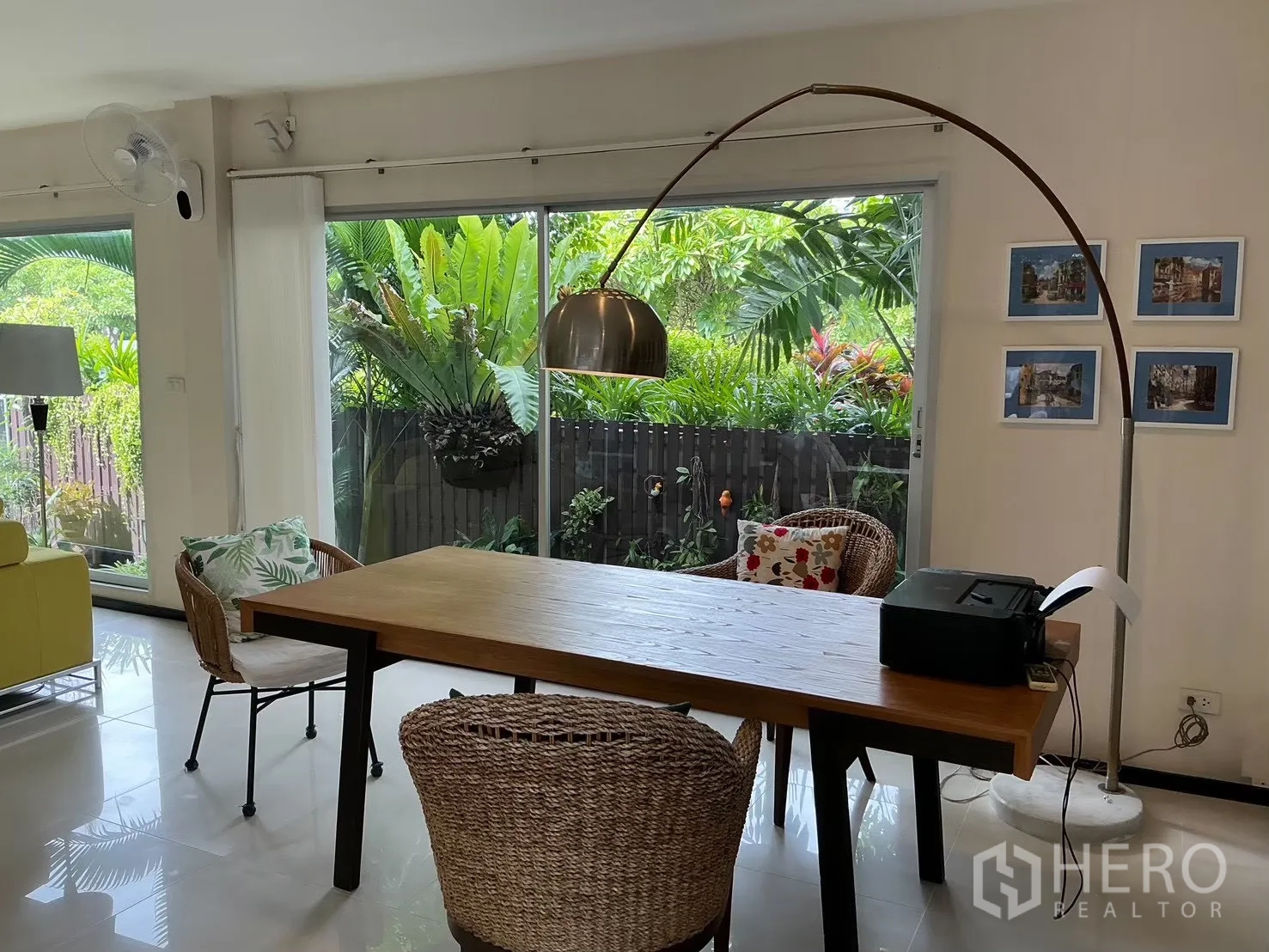 บ้านเดี่ยว for sale in Suan Luang, Bangkok - มุมทำงานหรือทานข้าว โต๊ะไม้ มองเห็นสวนผ่านหน้าต่างบานใหญ่