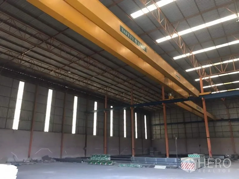 Home Office for sale in Khlong Luang, Pathum Thani - Close view of steel roof trusses and bridge cranes inside the warehouse hall.