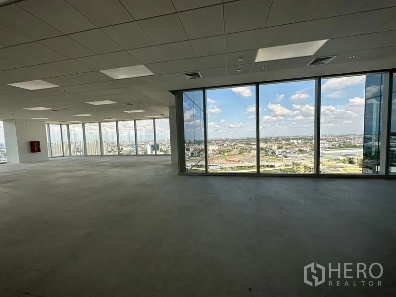 办公空间 出租在Bang Na, Bangkok - 转角办公空间，双面落地玻璃，视野开阔，现代吊顶与嵌入式照明。
