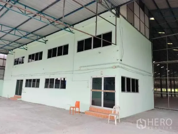 คลังสินค้า ให้เช่าในSam Khok, Pathum Thani - อาคารสำนักงานสองชั้นภายในพื้นที่โกดัง พร้อมประตูกระจก