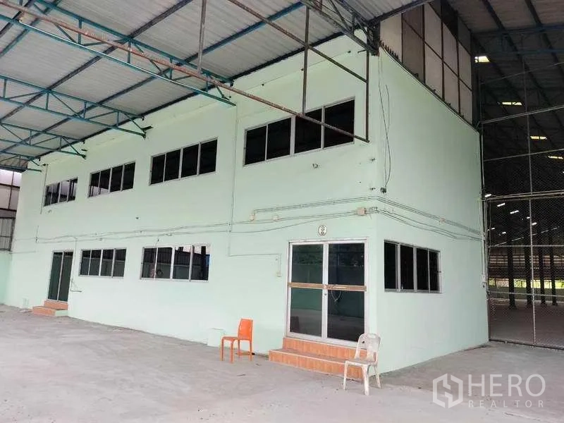 คลังสินค้า ให้เช่าในSam Khok, Pathum Thani - อาคารสำนักงานสองชั้นภายในพื้นที่โกดัง พร้อมประตูกระจก
