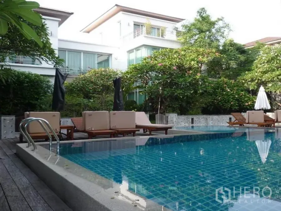 บ้าน ให้เช่าในKhan Na Yao, Bangkok - สระว่ายน้ำท่ามกลางสวน พร้อมเตียงอาบแดด ข้างบ้านเดี่ยวสไตล์โมเดิร์น คันนายาว