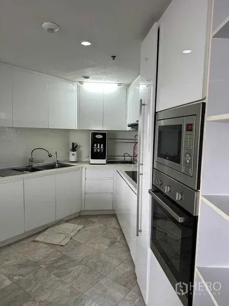 คอนโด ขายในChatuchak, Bangkok - ครัวยูเชปรวมเตาอบ ไมโครเวฟ บิวท์อิน และพื้นที่เก็บของมากมาย