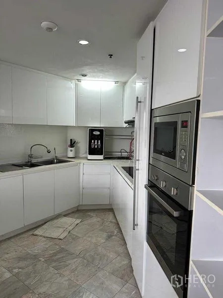 คอนโด ขายในChatuchak, Bangkok - ครัวยูเชปรวมเตาอบ ไมโครเวฟ บิวท์อิน และพื้นที่เก็บของมากมาย