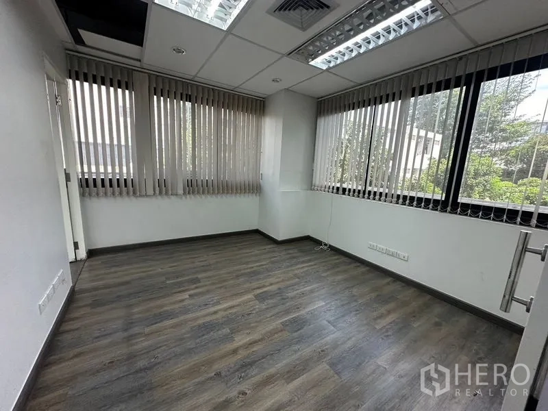 办公空间 出租在Khlong Toei, Bangkok - 转角独立办公室，大窗与垂直百叶