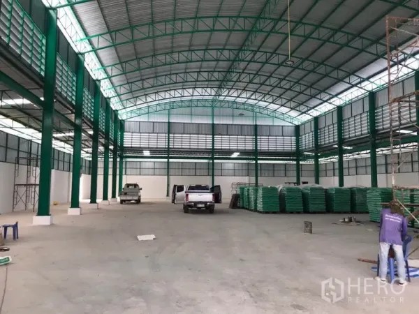 工厂 出租或出售在Mueang Samut Sakhon, Samut Sakhon - 厂房内部宽敞，高跨绿钢结构，适合生产与仓储。