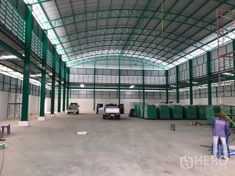 工厂 出租或出售在Mueang Samut Sakhon, Samut Sakhon - 厂房内部宽敞，高跨绿钢结构，适合生产与仓储。