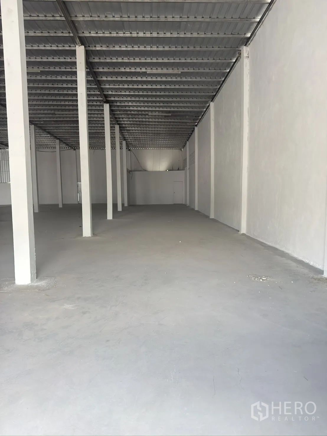 โกดัง for rent in Thawi Watthana, Bangkok - ภายในโกดังแบบเปิดโล่ง มีเสารองรับและพื้นคอนกรีต