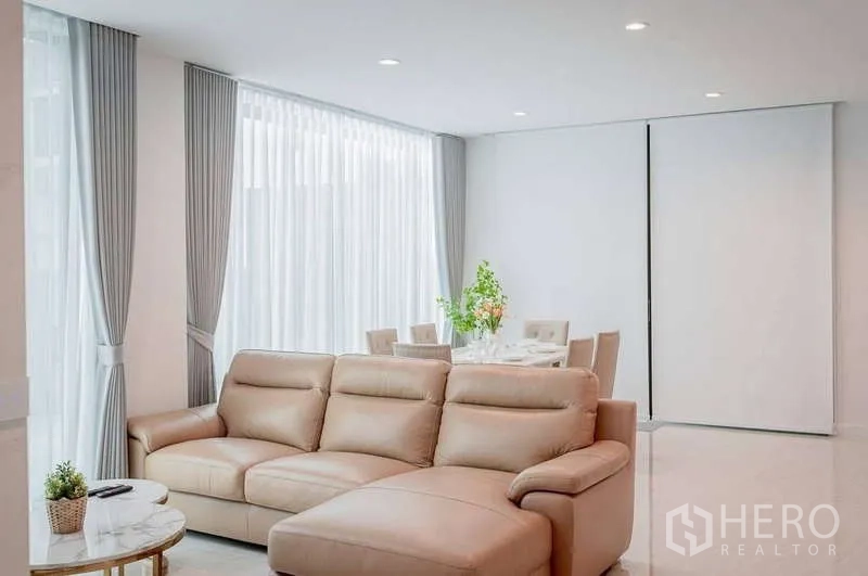 Detached House for rent in Bang Phli, Samut Prakan - Spacious lounge and dining zone with neutral decor and abundant natural light.