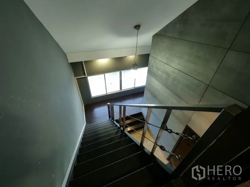 สำนักงาน ให้เช่าในKhlong Toei, Bangkok - บันไดเหล็กพร้อมราวเปิดสู่ชั้นลอยสว่างและหน้าต่างบานกว้าง