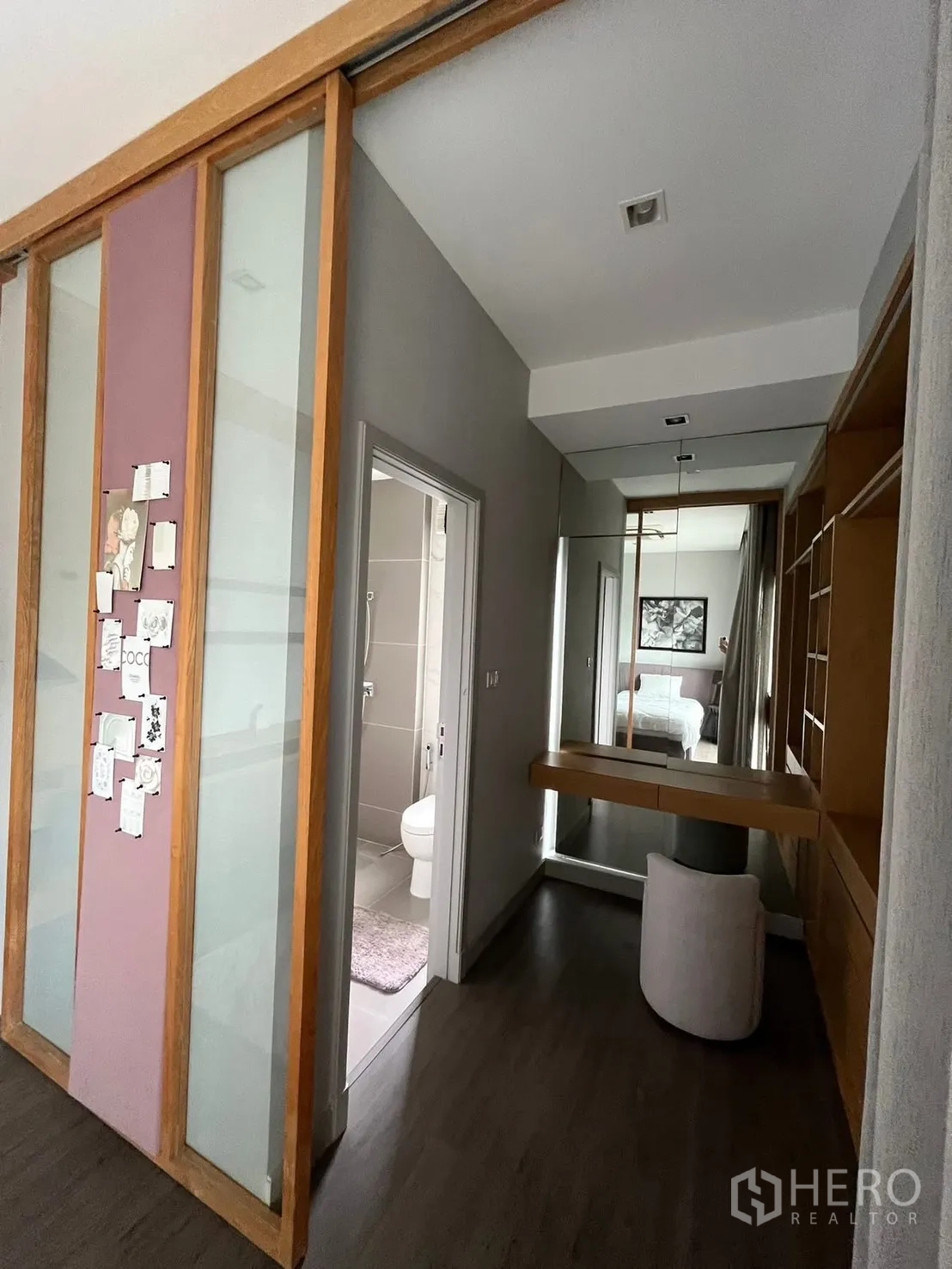 独栋房屋 for rent or sale in Bueng Kum, Bangkok - 步行式更衣走道，带镜面与梳妆台，滑门通往卫浴。