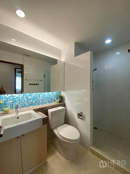 คอนโด ให้เช่าหรือขายในPhra Khanong, Bangkok - ห้องน้ำพร้อมอ่างล้างหน้า โถสุขภัณฑ์ และโซนอาบน้ำกระจก แต่งโมเสกน้ำเงิน