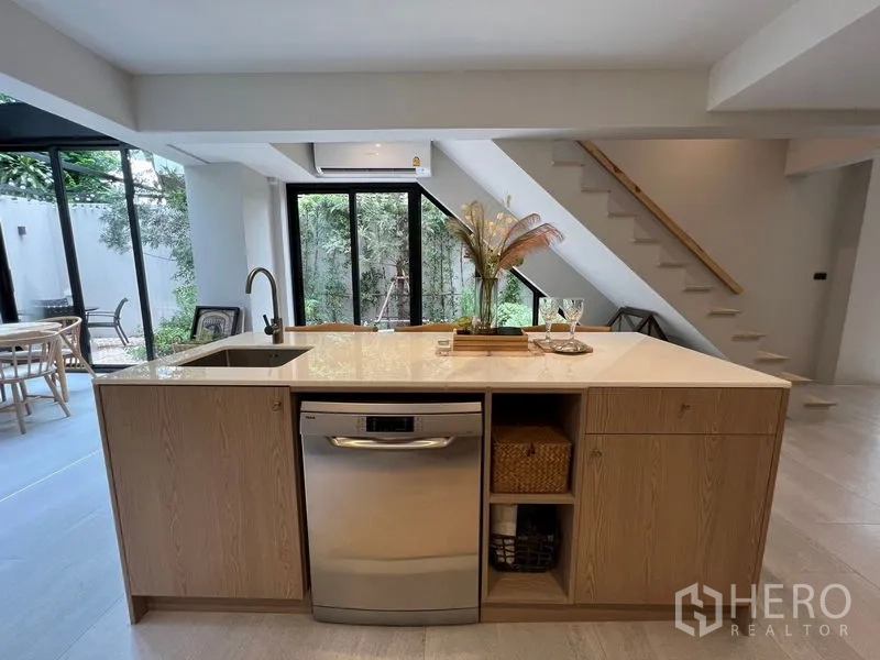 联排别墅 出售在Khlong Toei, Bangkok - 面向花园的厨房中岛，带水槽与洗碗机。