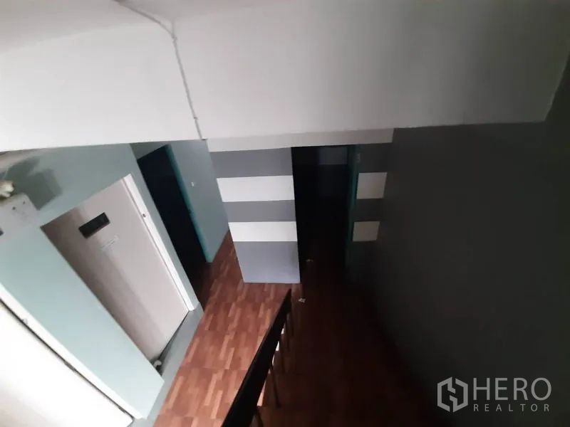 อาคารพาณิชย์ ให้เช่าในWatthana, Bangkok - โถงทางเดินชั้นบนและบันได ผนังลายแถบสีเทา พื้นลายไม้