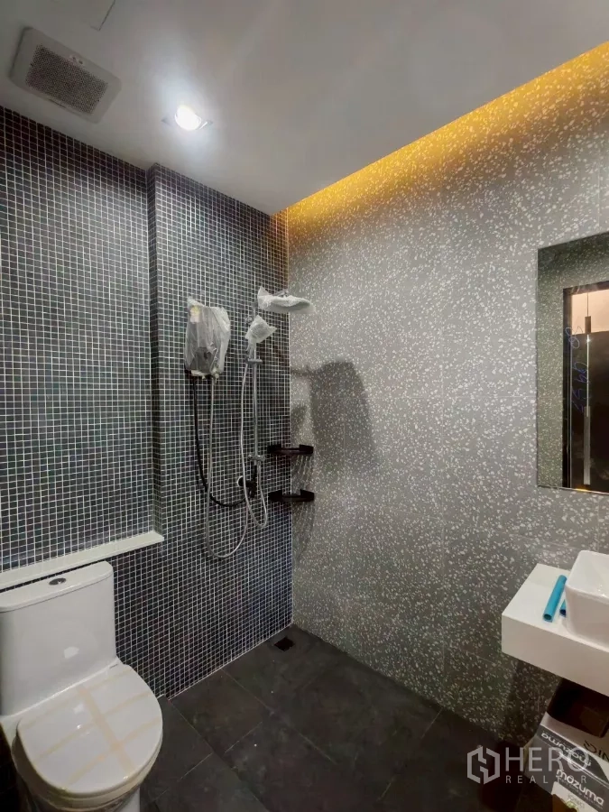 บ้าน ให้เช่าในWang Thonglang, Bangkok - ห้องน้ำผนังลายเทอรัซโซสีเทา ผสมกระเบื้องโมเสกและชุดฝักบัว