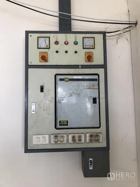 货栈 出租或出售在Lam Luk Ka, Pathum Thani - 电气控制柜，显示工厂的三相电系统。