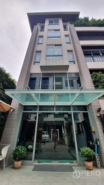 Office Space for rent in Khlong Toei, Bangkok - Modern mid-rise building exterior with glass-canopy entrance in Thonglor.
