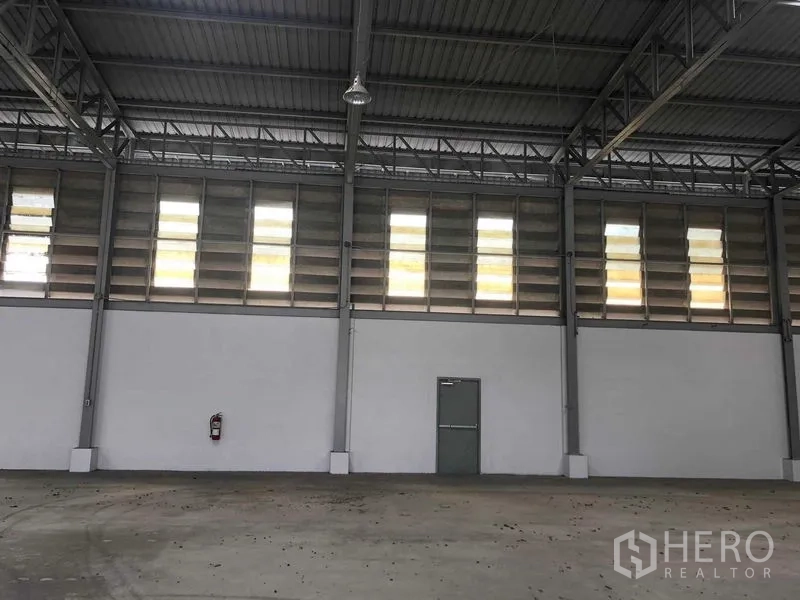 คลังสินค้า ให้เช่าในPrawet, Bangkok - ภายในโกดังเพดานสูง โครงเหล็ก ช่องลมและพื้นคอนกรีต