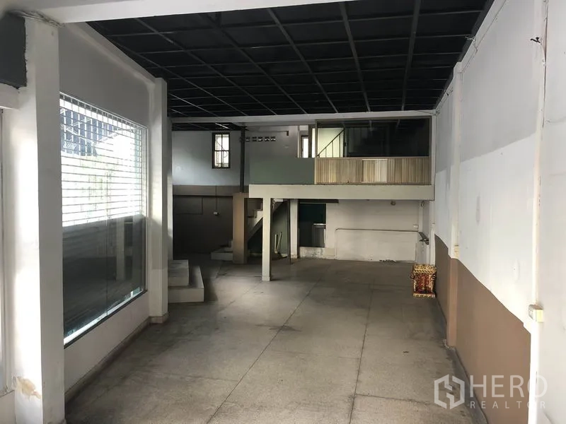 零售空间 出租在Khlong Toei, Bangkok - 店内开放式空间，层高通透，带夹层与大展示窗。