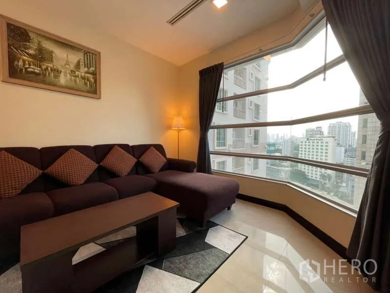 房间 出租在Khlong Toei, Bangkok - 客厅转角落地窗，俯瞰城市天际线