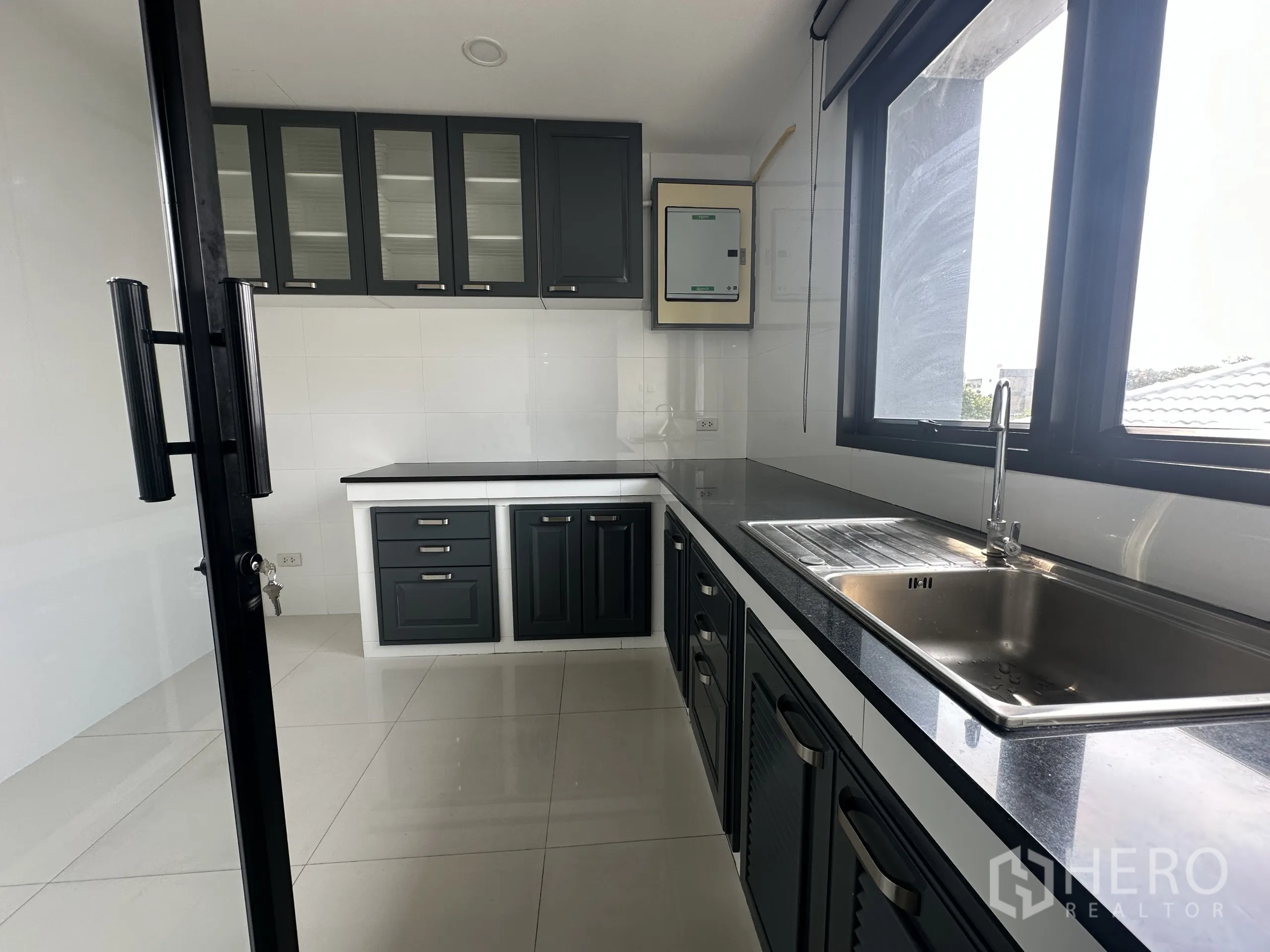 สำนักงาน ให้เช่าในPrawet, Bangkok - ภาพระยะใกล้แพนทรี อ่างล้างจาน เคาน์เตอร์หิน และตู้แขวน