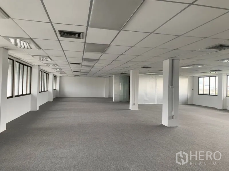 สำนักงาน ให้เช่าในRatchathewi, Bangkok - โซนทำงานโล่งเชื่อมห้องประชุมกระจก เพดานดรอปพร้อมช่องแอร์ และหน้าต่างโดยรอบ