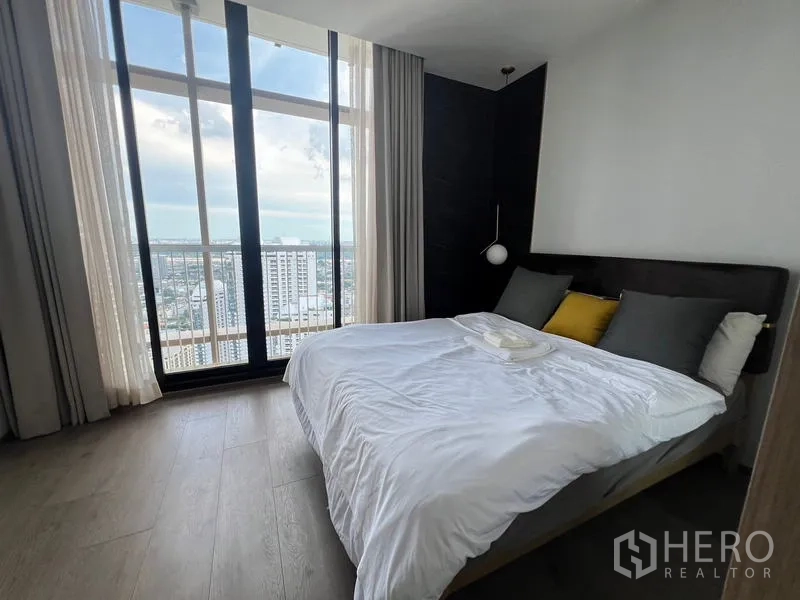 คอนโด ขาย - ห้องนอนหน้าต่างเต็มบาน โทนอบอุ่น วิวเมืองกว้าง