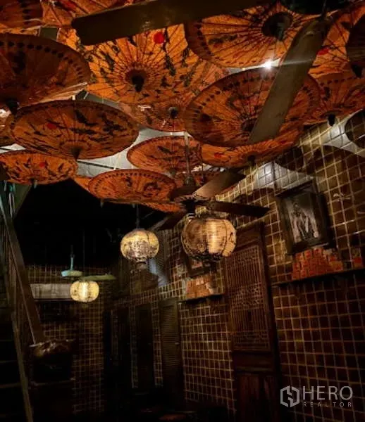 零售空间 出租 - 走廊天花铺满纸伞与悬挂灯笼，墙面为瓷砖装饰。