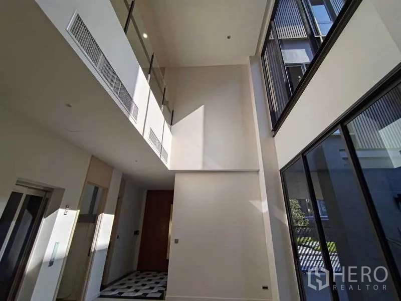 บ้าน ให้เช่าในWang Thonglang, Bangkok - โถงทางเข้าฝ้าเพดานสูงสองชั้น กระจกเต็มบาน พร้อมชั้นลอย