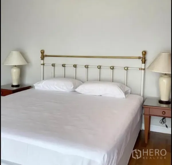 公寓 出租在Sathon, Bangkok - 主卧大床，金白色床头与成对床头灯。