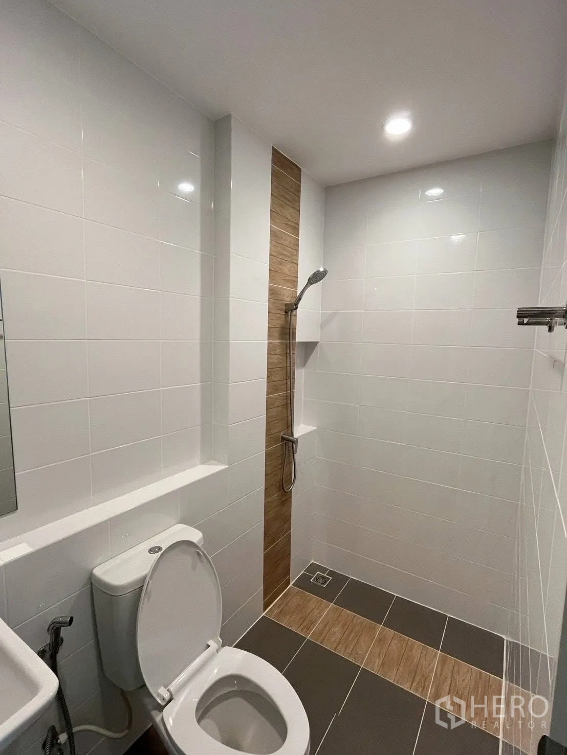 联排别墅 for rent in Bang Phli, Samut Prakan - 淋浴间配手持花洒，白色墙砖与嵌入式照明。