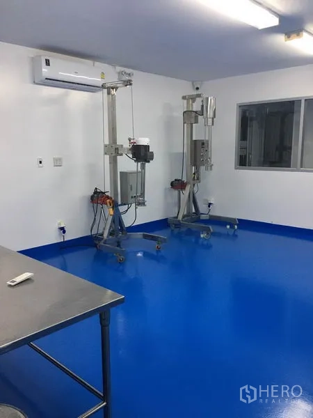 工厂 出租或出售在Pathum Thani - 空调生产区，带两台带轮立式处理设备与窗户。