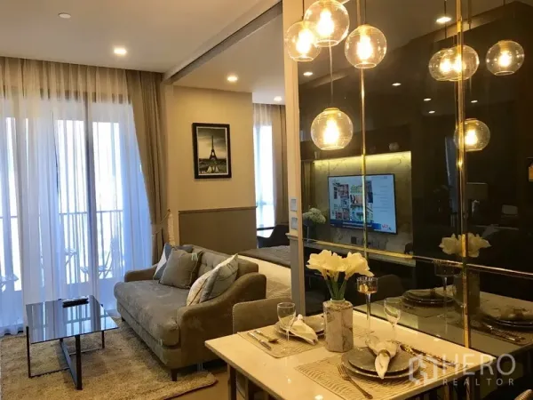 公寓 出租在Watthana, Bangkok - 开放式客餐厅，落地窗帘与镜面墙面