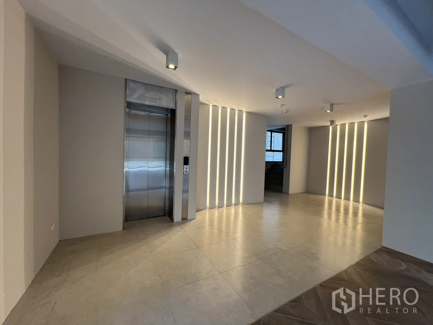 零售空间 出租在Khlong Toei, Bangkok - 后方服务区，管线与空调外机