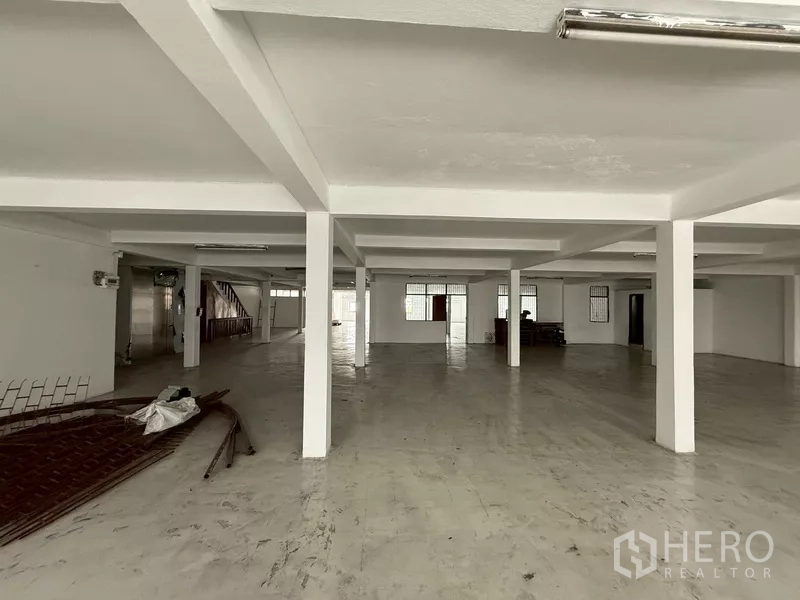 อาคารพาณิชย์ ให้เช่า - โถงกว้างเสาขาว พื้นเรียบ เหมาะสำหรับโชว์รูมหรือคลัง