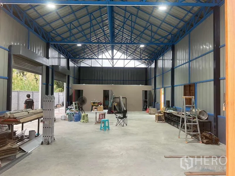 คลังสินค้า ให้เช่าหรือขายในNong Chok, Bangkok - ภายในโกดังเพดานสูง โครงถักเหล็กสีน้ำเงิน มีสกายไลท์และพื้นที่ใช้สอย 150 ตร.ม.