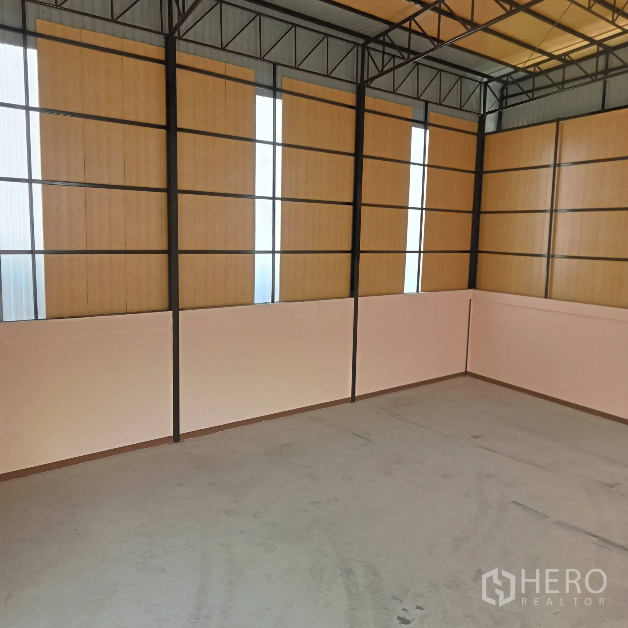 Warehouse for rent in Bang Phli, Samut Prakan - Empty corner of the warehouse showing steel structure and concrete floor.