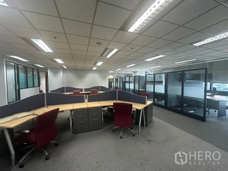 Office Space for rent in Khlong Toei, Bangkok - Reception lobby with modern desk and adjacent glass-partitioned office.