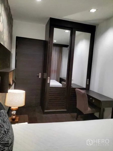 公寓 出租在Ratchathewi, Bangkok - 卧室一角，推拉门衣柜与小型书桌。