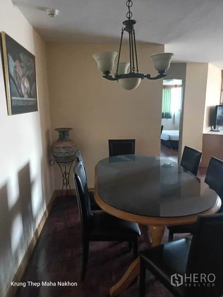 คอนโด ให้เช่าในWatthana, Bangkok - พื้นที่รับประทานอาหารพร้อมโต๊ะกลม เก้าอี้ และโคมไฟแขวน