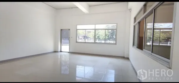 โรงงาน ให้เช่าในMueang Samut Prakan, Samut Prakan - ห้องออฟฟิศชั้นล่าง ปูกระเบื้อง มีหน้าต่างบานใหญ่รับแสง
