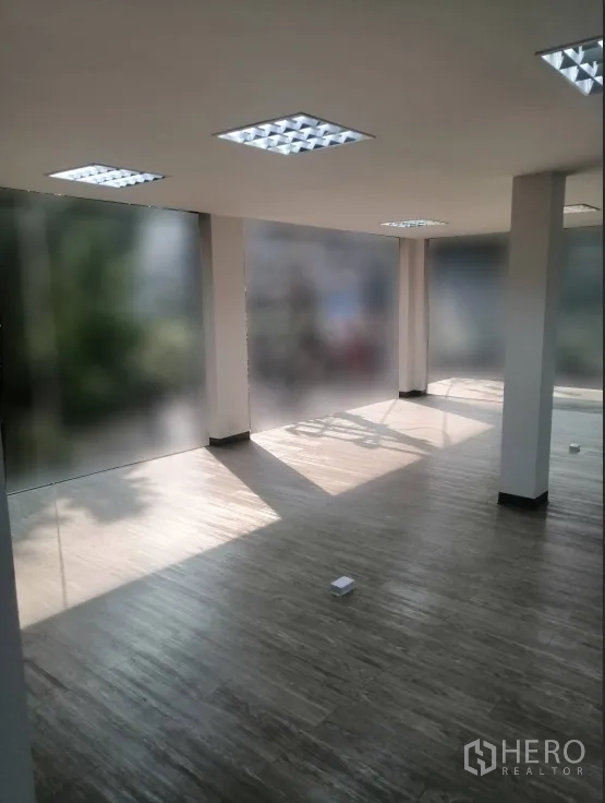 พื้นที่ขายปลีก ให้เช่าในWatthana, Bangkok - โซนสำนักงานเปิดโล่ง กระจกฝ้าเต็มบาน พื้นลายไม้