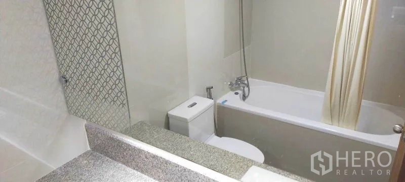 คอนโด ให้เช่าในWatthana, Bangkok - ห้องน้ำพร้อมอ่างอาบน้ำและฝักบัว ฉากกระจก โถสุขภัณฑ์ และเคาน์เตอร์หินแกรนิต