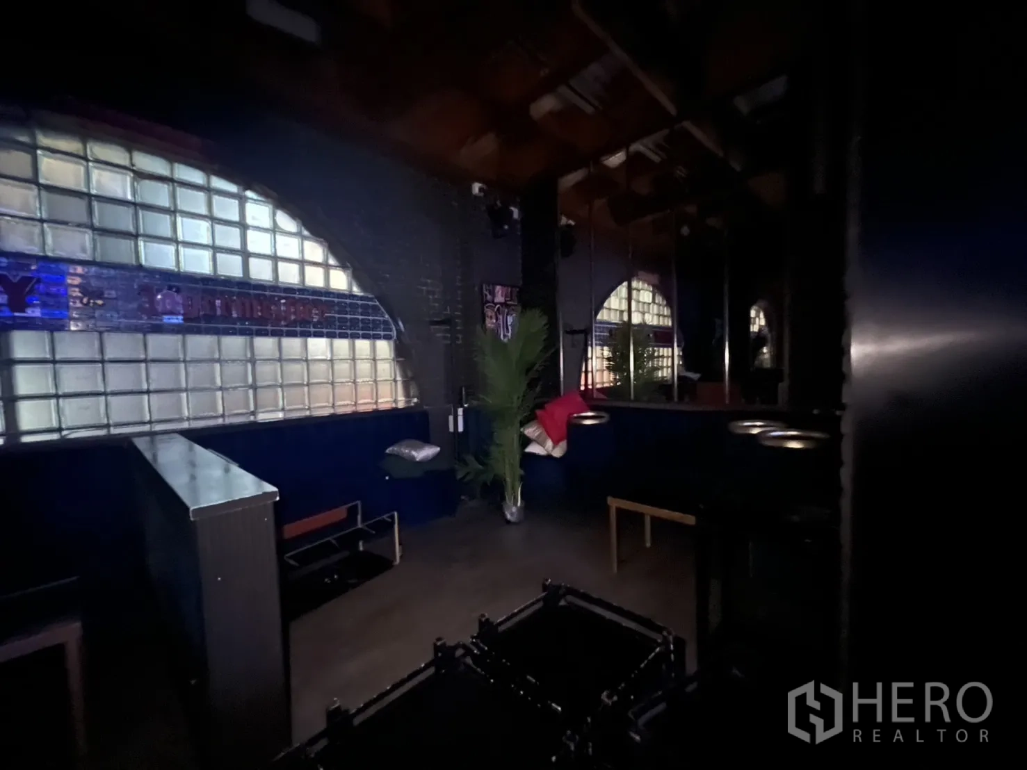 零售空间 出租在Bangkok - 楼上休息室，拱形玻璃砖窗与座位