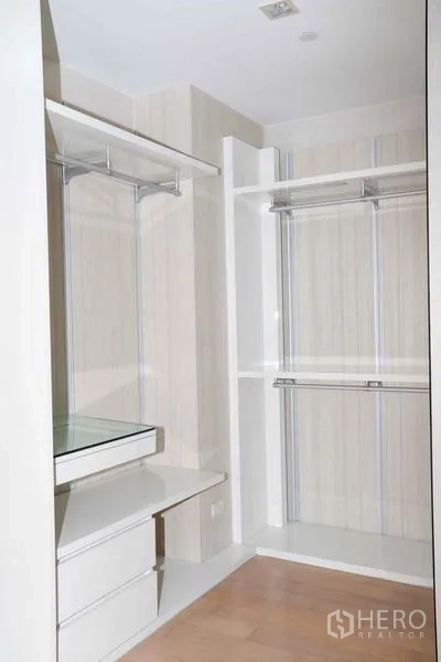 คอนโด ให้เช่าในKhlong San, Bangkok - วอล์กอินคลอเซ็ตพร้อมราวแขวน ลิ้นชัก และโต๊ะเครื่องแป้งบิลท์อิน