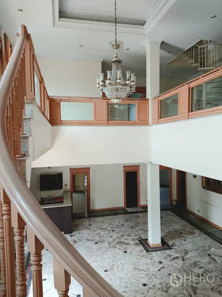 บ้าน ขายในChatuchak, Bangkok - โถงเพดานสูง พื้นหินอ่อน บันไดโค้ง และโคมระย้า