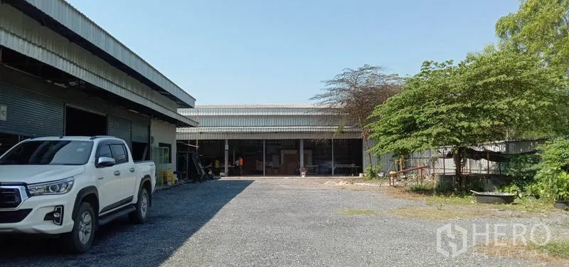 คลังสินค้า ให้เช่าในKhlong Sam Wa, Bangkok - ลานกลางกว้างรองรับการกลับรถบรรทุก ระหว่างอาคารโกดังพร้อมพื้นที่โหลดสินค้า