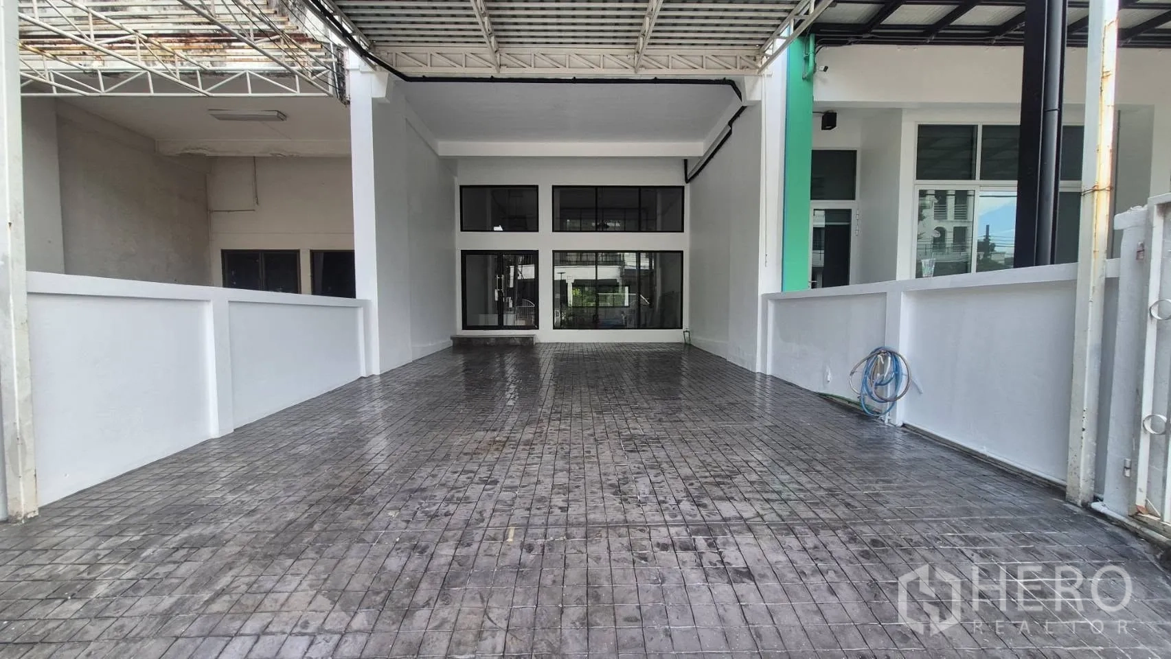 โฮมออฟฟิศ for rent or sale in Phra Khanong, Bangkok - ลานหน้าบ้านมีหลังคาคลุมใช้จอดรถ พร้อมประตูกระจกเข้าอาคาร.