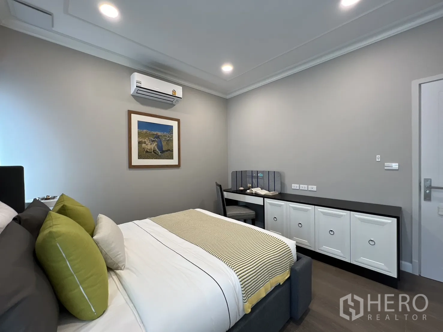 Detached House for rent in Saphan Sung, Bangkok - Guest bedroom with built‑in desk and wall cabinets.